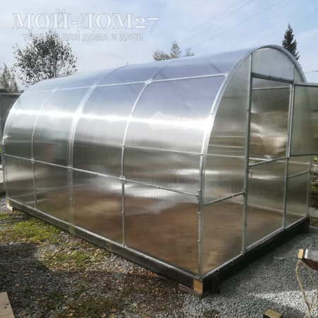 Теплица Трубная 2,5х4 метра с поликарбонатом | Мой-Дом27 | Каркас изготовлен из оцинкованной замкнутой трубы 20*20 мм.<br>
 <b>Ширина - 2,5 метра.</b> Высота - 2,15 метра. Длина - 4 метра.<br>
 Выдерживаемая снеговая нагрузка - 100 кг/м2. Выдерживаемая ветровая нагрузка - до 22 м/с. <br>
 Расстояние между дугами 1 метр. <b>Толщина металла дуг 1,2 мм.</b> Ширина двери 0,96 метра.<br>